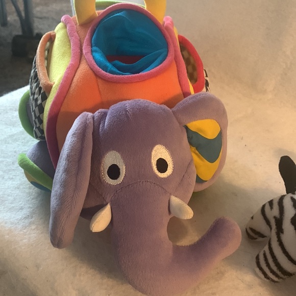 Early years elephant with surprises inside 4 small animals - Picture 2 of 4